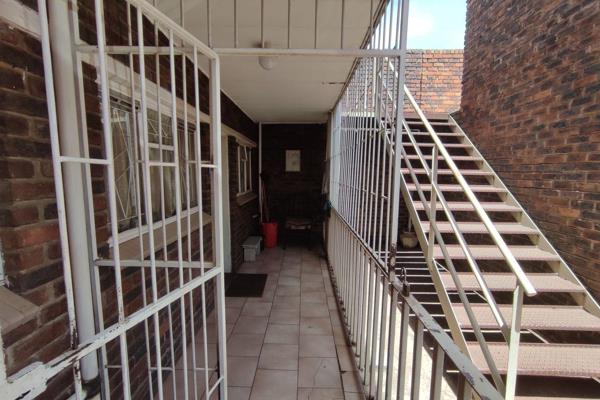 This well-maintained bachelor flat is located within walking distance of the Vereeniging CBD, offering both convenience and comfort. ...