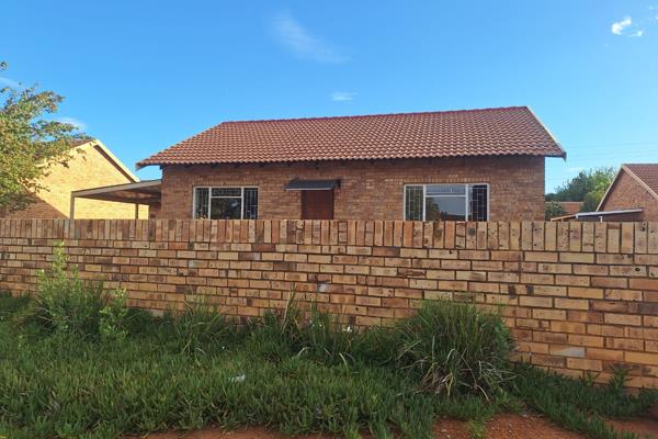 Freestanding 2-bedroom, 1-bathroom, open plan Kitchen/sitting room carport parking 
Pre-paid electricity, Pay Water, Basics and Garden ...