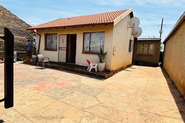 Location: Prime spot in Protea Glen Extension

Features: 2 spacious bedrooms, 1 modern ...