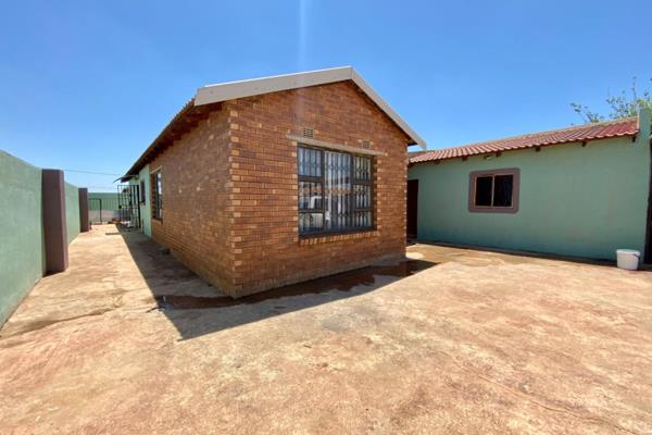 Buhle Park Beauty!
Discover this stunning property in Buhle Park, boasting 4 spacious bedrooms, 2 modern bathrooms, and ample storage ...