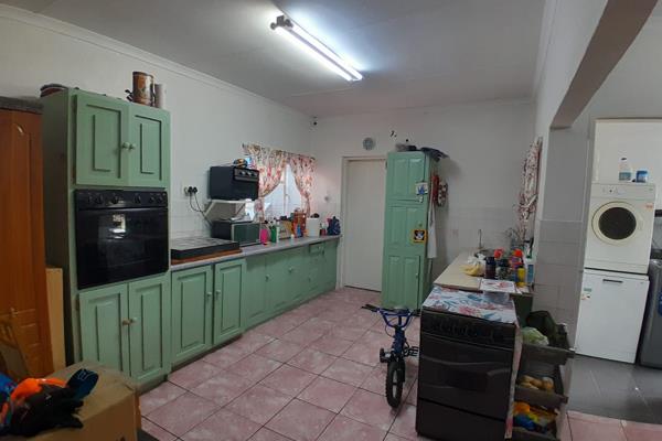 This property is situated close to Kalie de Haas. It has 3 bedrooms, 1 bathroom, a ...