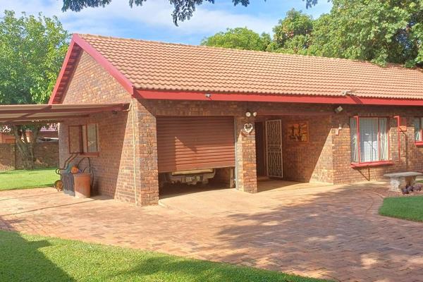 t 
This immaculate property in Lephalale/Onverwacht is in excellent condition and boasts a prime location near the CBD, schools ...