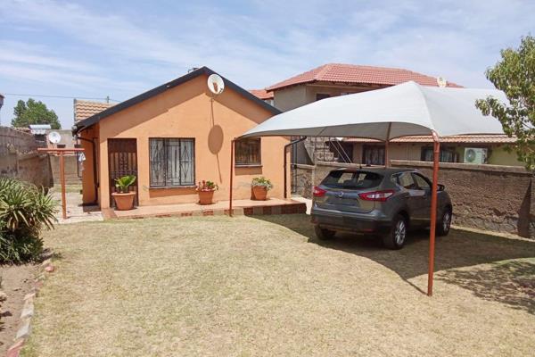 This property offers :
Three bedrooms
One bathroom with separate toilet
Fitted kitchen
Lounge
Double carport
Spacious yard
Call ...