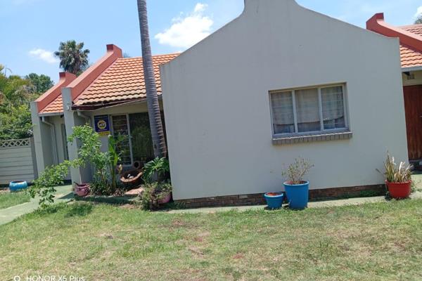 This expansive 7 bedroom, 4,5 bathroom house in Doornpoort is brimming with family ...