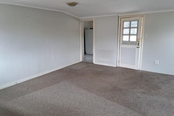 Very spacious 1 bedroom flat with large kitchen and full bathroom. Large lounge and separate bedroom with plenty cupboard space makes ...