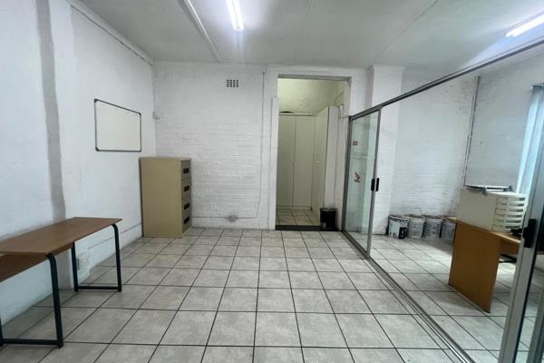 This phenomenal industrial/commercial workshop offers you the following: 

991 Square meters 
Reception Office with open space 
1 ...