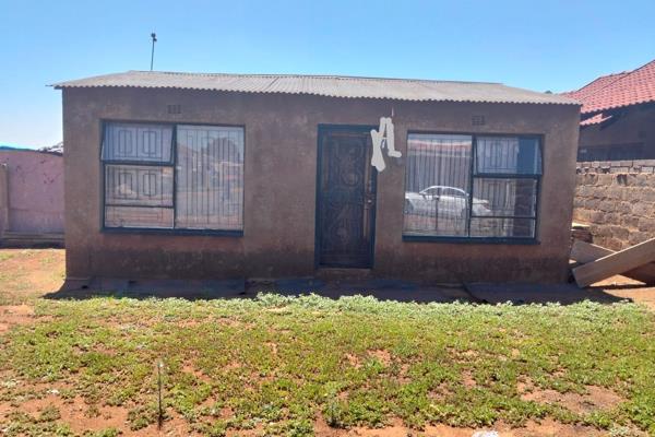 2 Bedroom RDP House for Sale in Twala, Katlehong, 

2 Bedrooms, 
kitchen
Lounge
Outside toilet

Close to all Amenities like ...