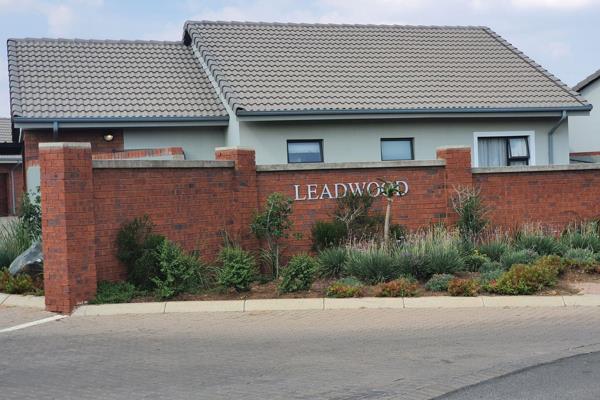 Leadwood in the north/east section of the Meyersdal Nature Estate is one of the complexes.  
This unit has 3 bedrooms, 2 bathrooms ...