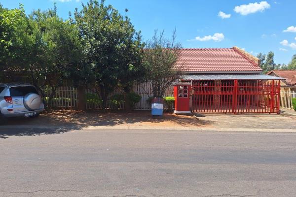 A 3-bedroom house with 3 bathrooms, in Secure complex, one bedroom designed as a granny flat with its own kitchen and bathroom ...