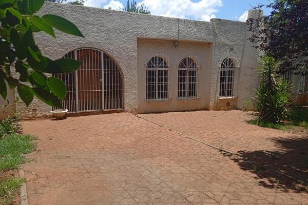 .Welcome to this charming 4- bedroom house located in the sought neighborhood of Klipwater. Perfectly designed for family living this ...