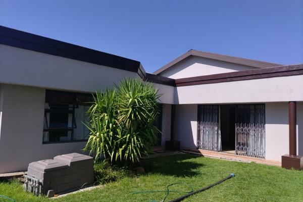 This spacious property comes with three bedrooms, three bathrooms, lounge, dining room area, beautiful kitchen, swimming pool, lapa and ...