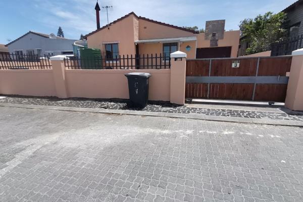 This well maintained family home, situated in Devon Park, Eerste River.
Offers 4 bedrooms, (2 with BIC), family bathroom, 2 living ...