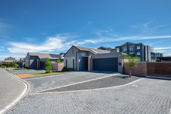 Welcome to this stunning 3-bedroom home, nestled in a secure and sought-after estate. Boasting modern designs and luxurious features ...