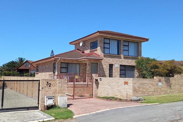 EXCLUSIVE SOLE MANDATE

Stunning need 3 bedroom house situated in a lovely area of Jeffreys Bay. This property consist of 2 bathrooms ...