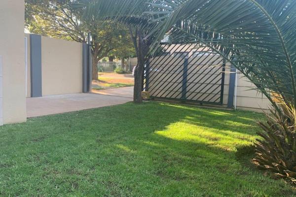 Large pet friendly cottage available.
Easy access to the N12 highway, and all major roads.
Situated down a quiet road


Offers you ...