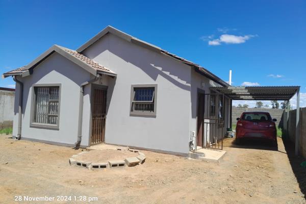 Three bedroom house with 2 bathrooms (main en-suite) available in Pinehaven.

Security gates, burglar bars and fully fenced to ensure ...