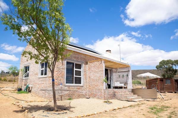 Experience stunning mountain views with this charming weekend retreat or a fresh start in the countryside. This semi-off-grid property ...