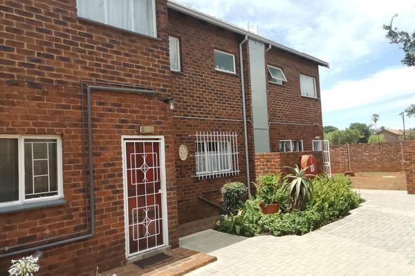 Welcome to this charming duplex rental property located in the heart of Pierre van Ryneveld, conveniently close to the Spar. As you ...