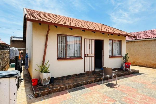 This charming 2-bedroom house located in Protea glen Soweto offers a perfect blend of ...