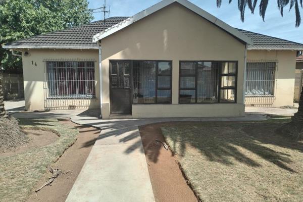 This spacious 3-bedroom, 2-bathroom home in New Modder, Benoni, offers a fantastic ...