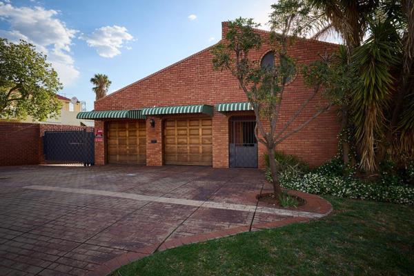 Situated in the sought after Pierre van Ryneveld suburb, this newly painted family home offers you everything you want and more!

 - ...