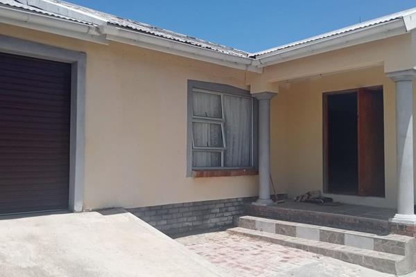 Neat property with wall to wall fencing and electronic controlled secured gate its awaiting you.

Property also has a garden at the ...