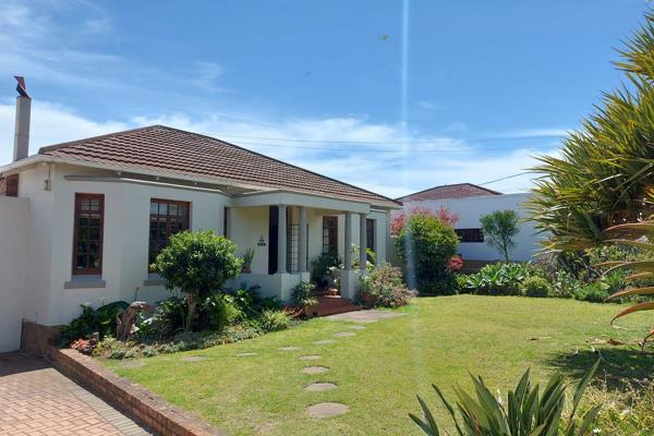 This lovely family home is situated in Walmer and is less than a kilometer from the Airport and 4.3 km to Kings Beach.

The home has ...