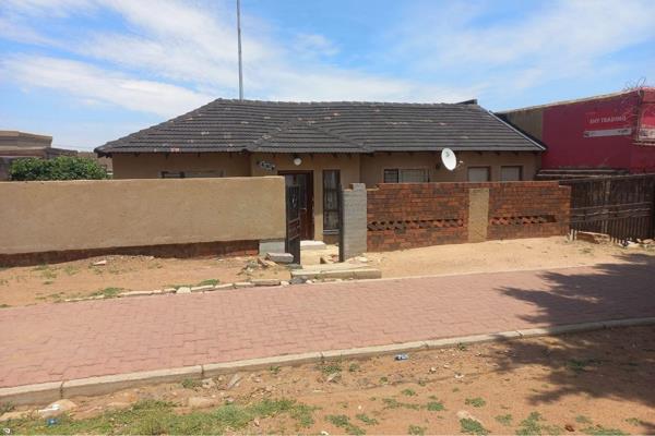 The house consists of 3 bedrooms, a full bathroom, a lounge, a kitchen, and an outside guest toilet.
The yard is fully walled and ...