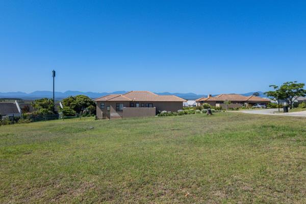 Exceptional 817m2 Vacant Stand in The Hill Estate, Plettenberg Bay. Nestled in the serene and sought-after The Hill Estate, this flat ...