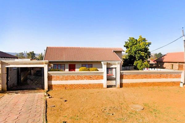 This charming and practical home is perfectly positioned in a sought-after area with no load-shedding, offering the ideal blend of ...