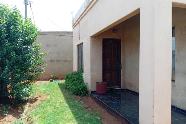 A 1 Bedrooms Family House Plus 3 Outside Rooms For Sale in Sunrise view, Katlehong

Kitchen- fully fitted
Lounge
Dining Room
Huge ...