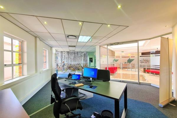 This incredibly neat office to let in Fourways Golf Park is located on the 1st Floor and ...