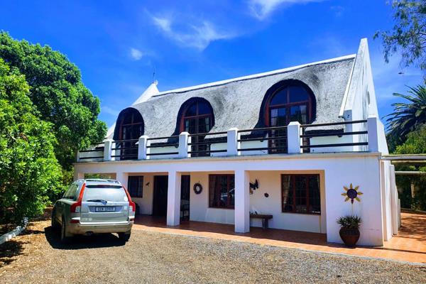 Luxurious Country Lodge Farm for Sale in Pearly Beach.

Discover a nature lover&#39;s paradise with this stunning country lodge set on ...