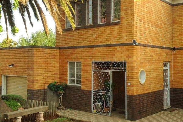 Discover this charming facebrick duplex house, perfect for both living or as a rental investment opportunity. Ideally situated close to ...