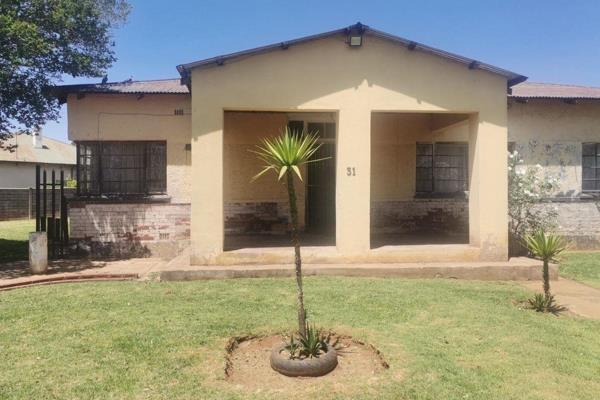 This property in a secure area of Brakpan. With a little TLC this property will be your perfect family home.

Main House Features:

3 ...