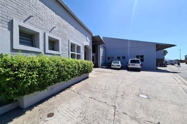 Discover this versatile 260m2 warehouse unit in the well-maintained Denval Industrial ...