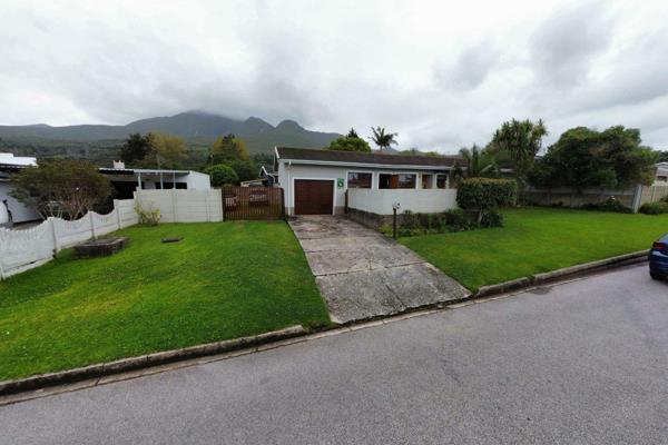 3 Bedrooms 
2 Bathrooms 
Single Garage 
Extra Parking inside of yard
Braai Area ...