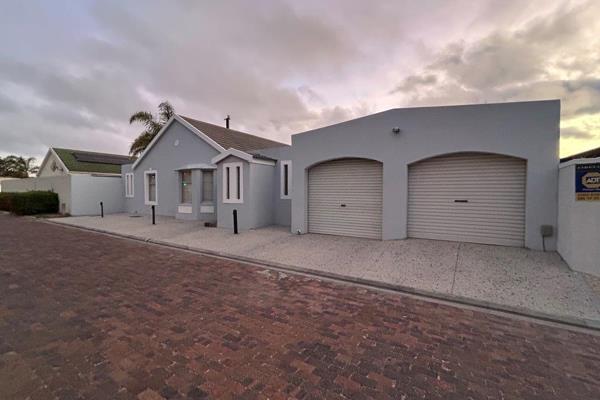 Spacious 3-bedroom, 2-bathroom house, located in Plattekloof Glen.

Upon entering, you ...
