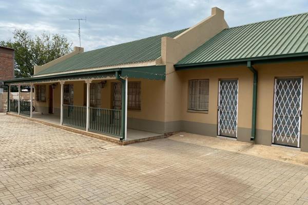 Cozy bachelor flat close to the NWU available immediately
Flat has small kitchen, built in cupboards and
each flat has it&#39;s own ...