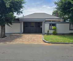 House for sale in Roodepoort North