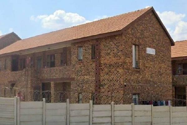 olievenhoutbosch
Petunia complex 2 bedroom
Open kitchen with lounge,
Solar ...