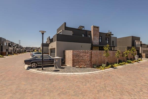 This exquisite townhouse is what you have been waiting for. Situated in a 24-hour security complex and close to Haasdendal Gables ...