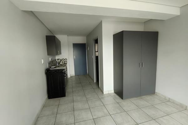 This beautiful, spacious, and well-kept bachelor flat is available for sale in Pretoria North.
The flat features an open-plan kitchen ...