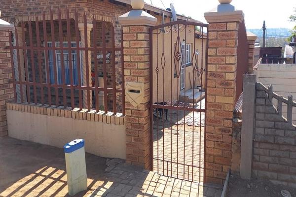 HOUSE FOR RENT  -   NOORDGESIG   –   HOUSE FOR RENT
R9000 PER MONTH EXCLUDING UTILITIES
This lovely neat home is “ FOR RENT“  and it ...