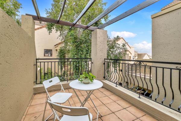 Fresh and bright loft apartment in a sought-after and beautifully maintained complex.
Offering a well-designed open-plan kitchen with ...