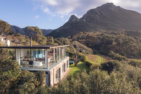 AVAILABLE FROM 15TH MARCH ONWARDS
Tucked away on the rolling slopes of the iconic Beau Constantia wine farm, this boutique two-bedroom ...