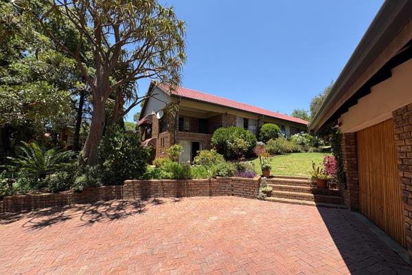 Exclusive mandate
Double story solid ,spacious and well build house on large stand.
Situated in Constantia Glen Security Village on ...