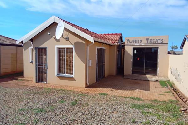 Beautiful 3 bedroom house in protea Glen ext 29 , it has open plan kitchen and lounge, bathroom and 3 outside rooms