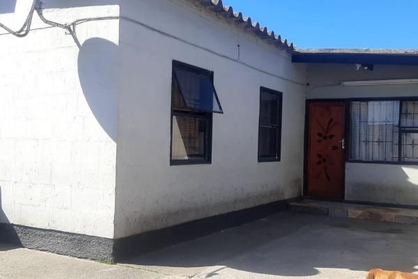 Sizwe Mlungwana Properties presents this 3 bedroom house to the market.

House has 3 spacious bedrooms, family bathroom, lounge and ...