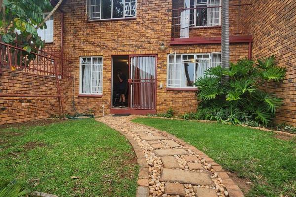 This prime property is situated in Moreletapark. The Moreleta plaza shopping centre is around the corner. The Rademeyer hiking trial is ...